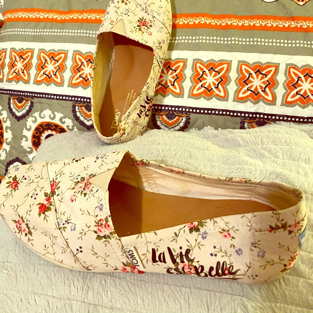Toms floral flat.